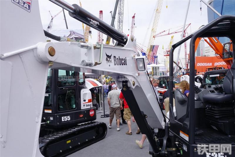 山猫E35i挖掘机局部