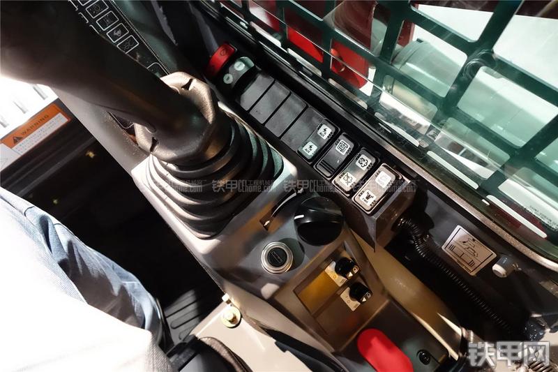 竹内TL8滑移装载机局部