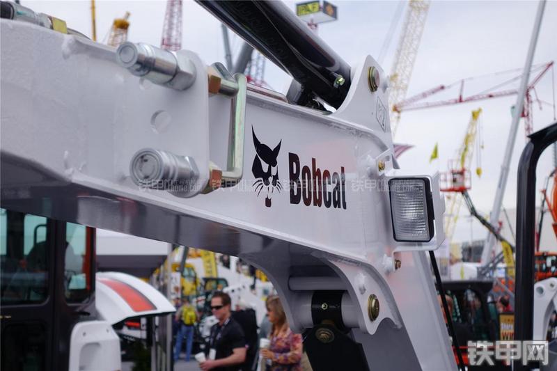 山猫E35i挖掘机局部