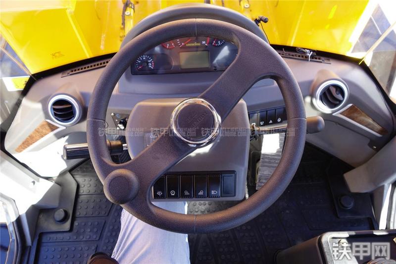 龙工CDM856装载机局部