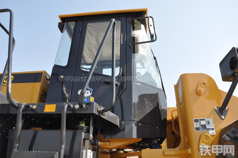 山工SEM650B装载机局部