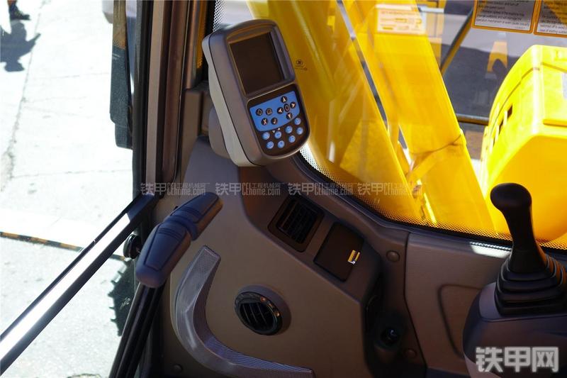 龙工CDM6235挖掘机局部