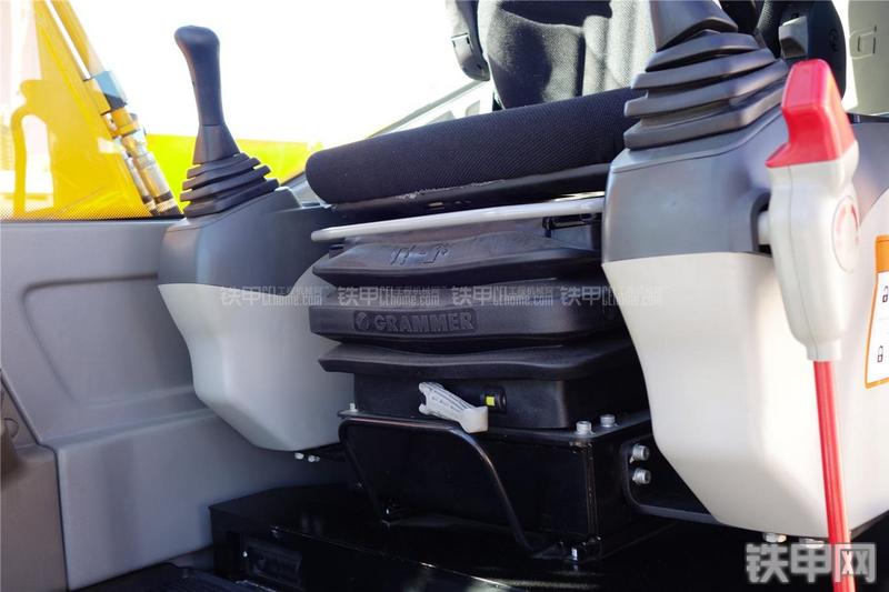 龙工CDM6150挖掘机局部