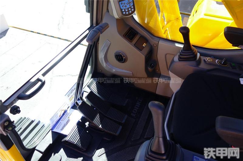 龙工CDM6235挖掘机局部