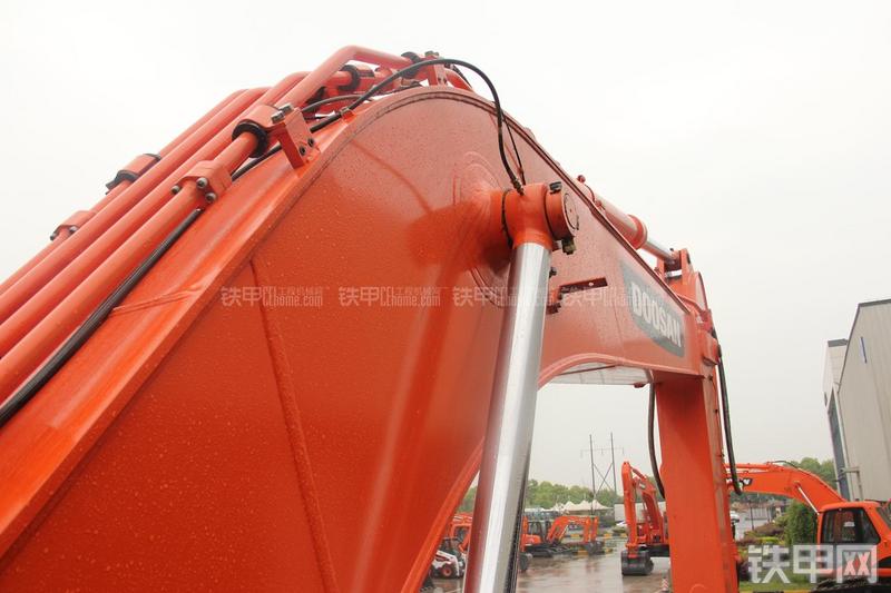 迪万伦DX300LC挖掘机局部