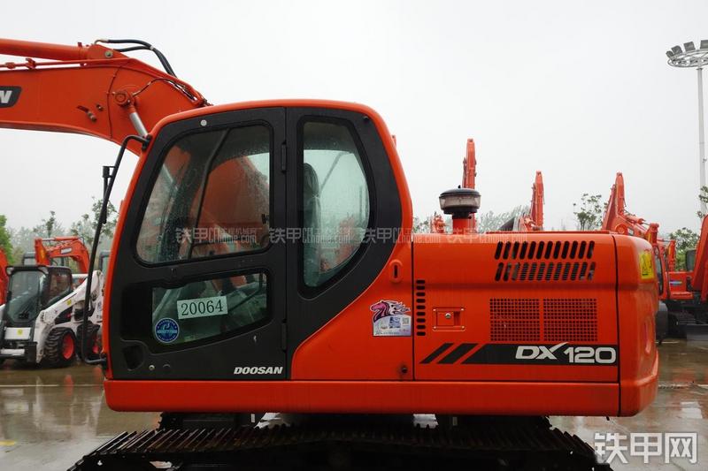 迪万伦DX120挖掘机局部