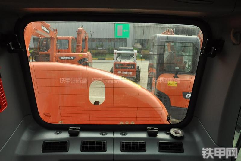 迪万伦DX80挖掘机局部