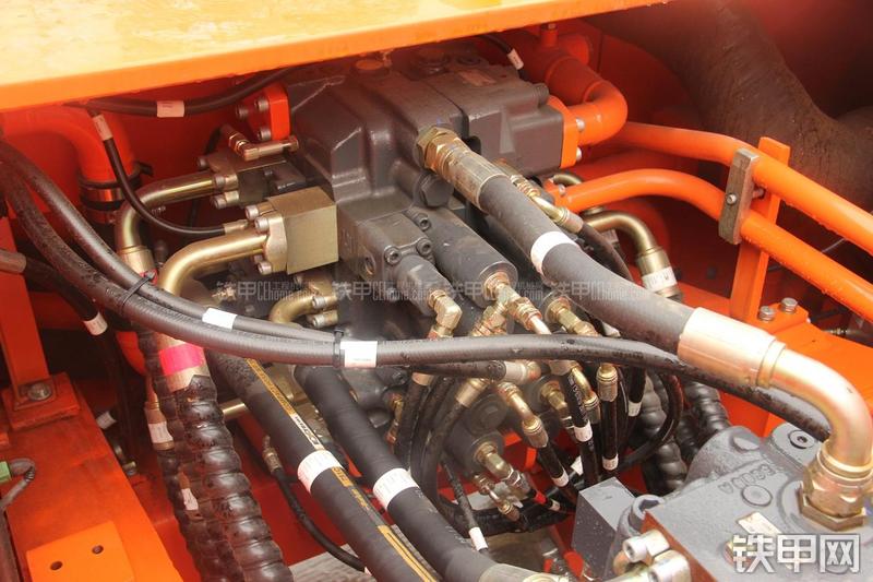 迪万伦DX300LC挖掘机局部