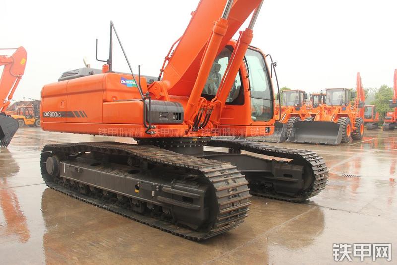 迪万伦DX300LC挖掘机局部