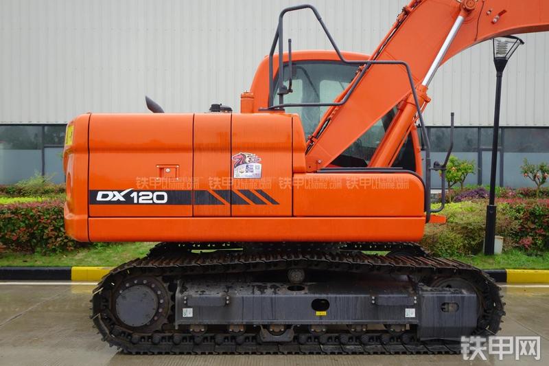迪万伦DX120挖掘机局部