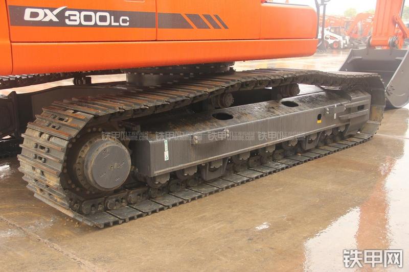 迪万伦DX300LC挖掘机局部