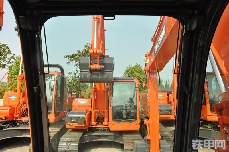 迪万伦DX80挖掘机局部