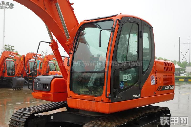 迪万伦DX120挖掘机局部