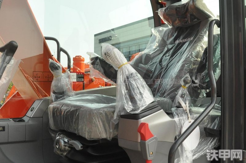 迪万伦DX80挖掘机局部