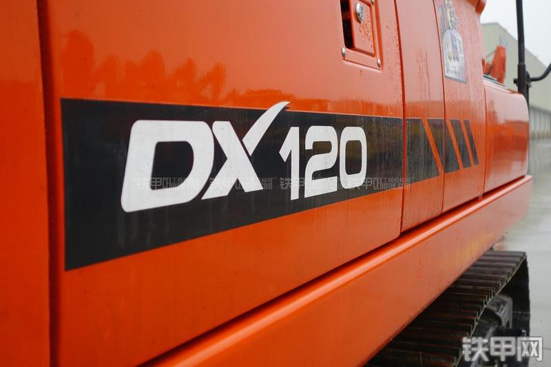 迪万伦DX120挖掘机局部