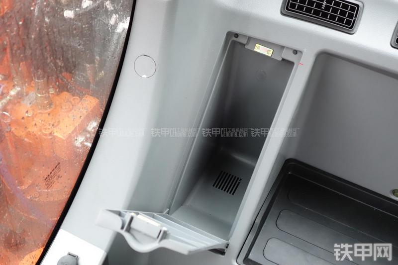 迪万伦DX120挖掘机局部