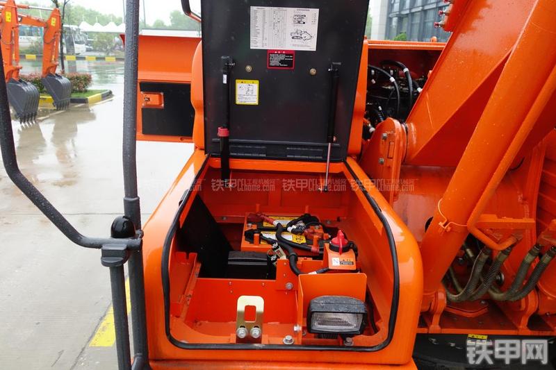 迪万伦DX120挖掘机局部