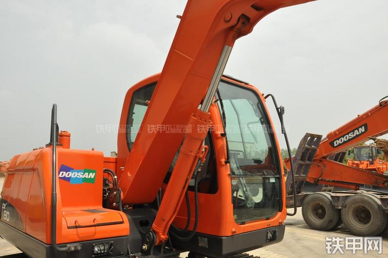 迪万伦DX80挖掘机局部