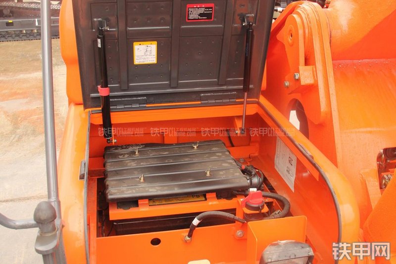 迪万伦DX300LC挖掘机局部