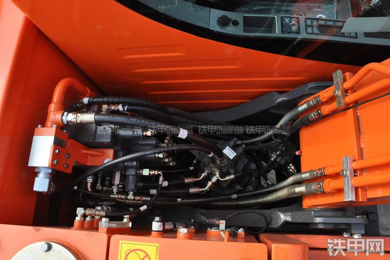 迪万伦DX80挖掘机局部