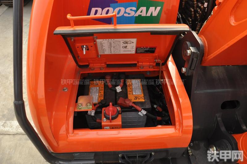 迪万伦DX80挖掘机局部