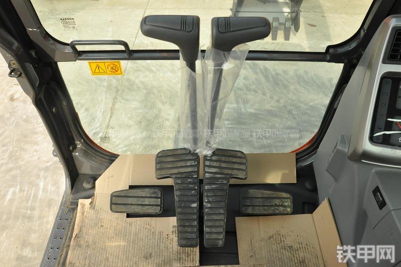 迪万伦DX80挖掘机局部