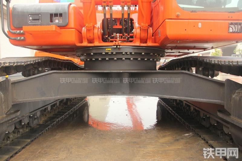 迪万伦DX300LC挖掘机局部