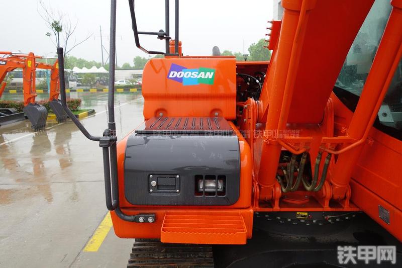 迪万伦DX120挖掘机局部