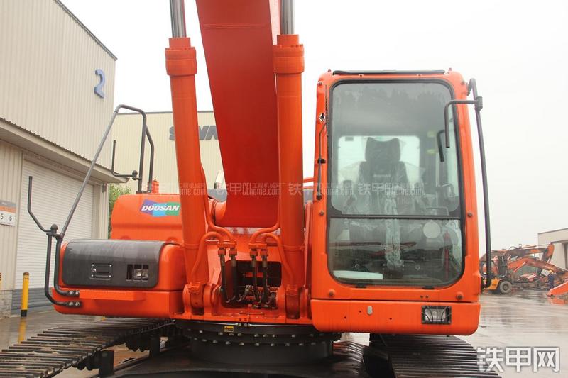 迪万伦DX300LC挖掘机局部