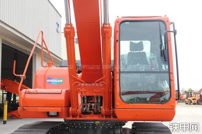 迪万伦DH215-9E挖掘机局部