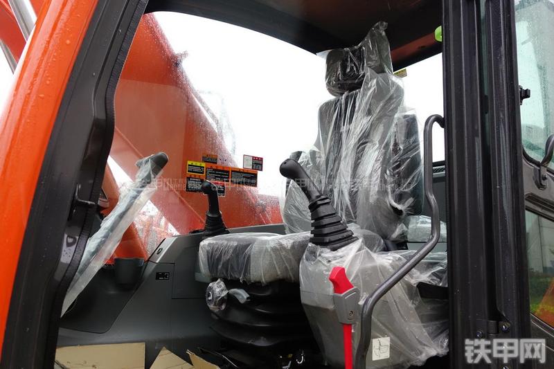 迪万伦DX120挖掘机局部