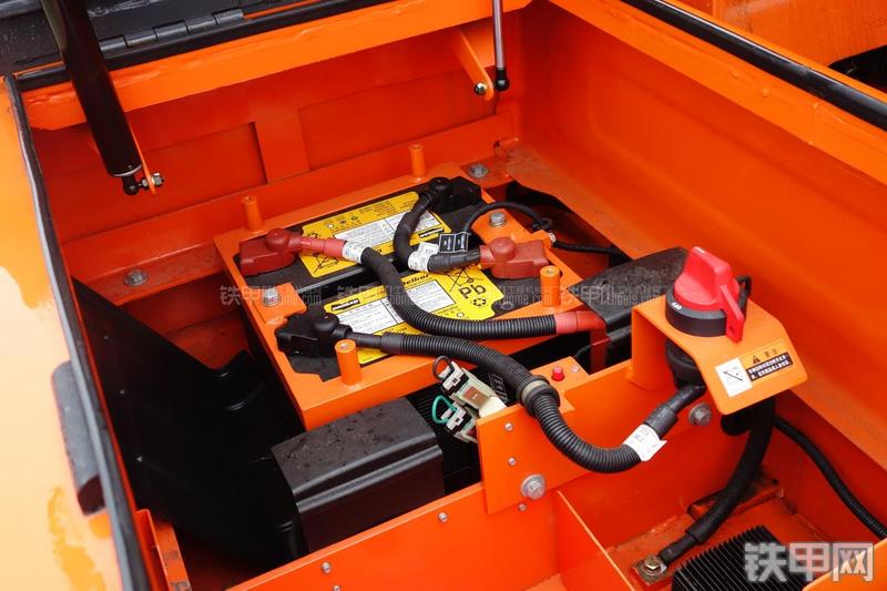 迪万伦DX120挖掘机局部