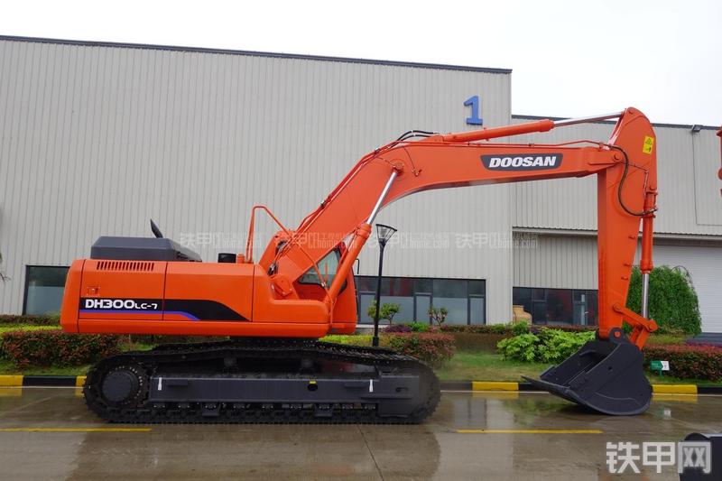 迪万伦DH300LC-7挖掘机整机外观