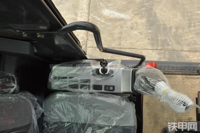 迪万伦DX80挖掘机局部