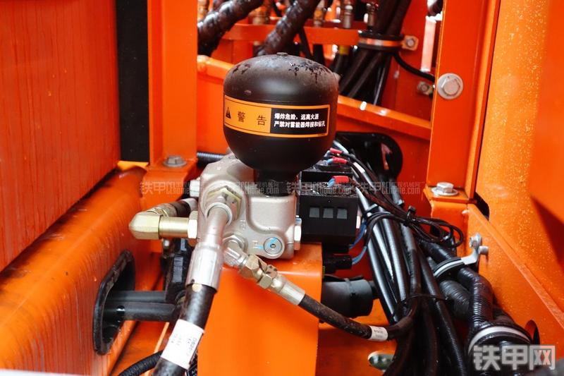 迪万伦DX120挖掘机局部