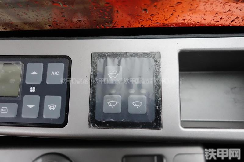 迪万伦DX120挖掘机局部