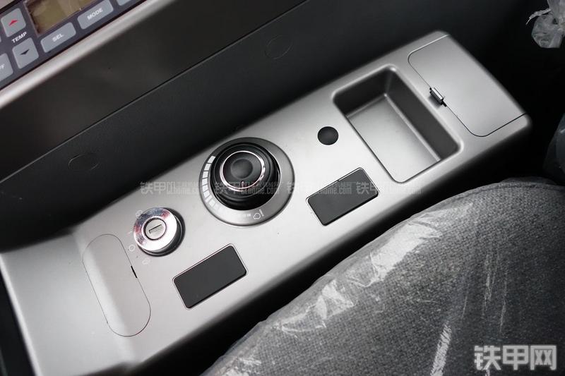 迪万伦DX120挖掘机局部