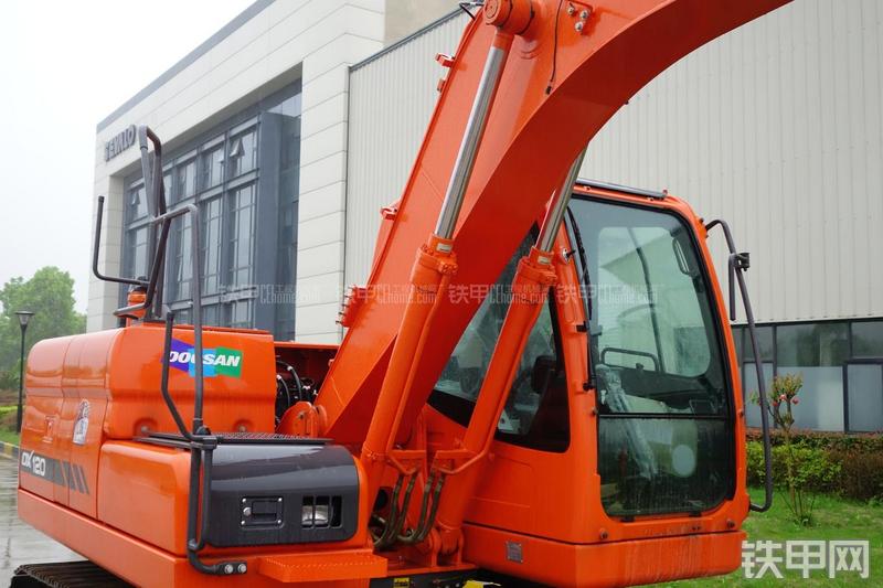 迪万伦DX120挖掘机局部