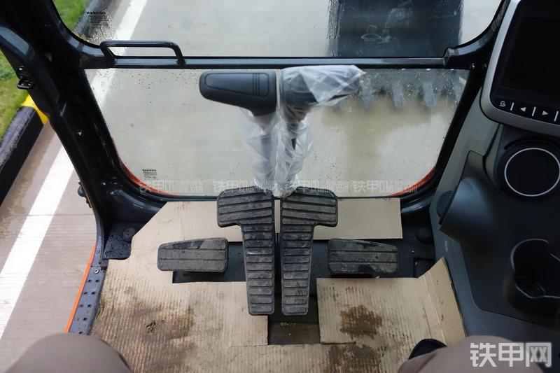 迪万伦DX120挖掘机局部