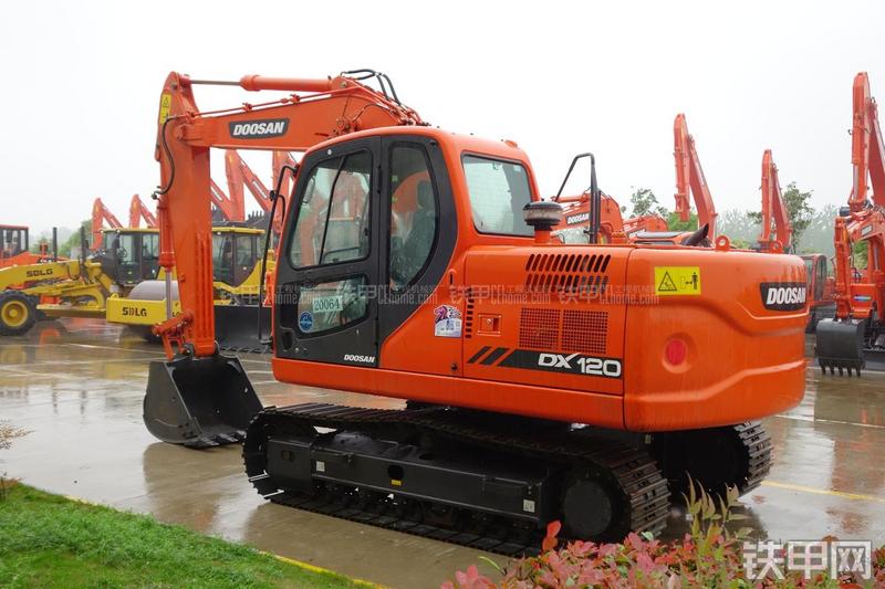 迪万伦DX120挖掘机整机外观