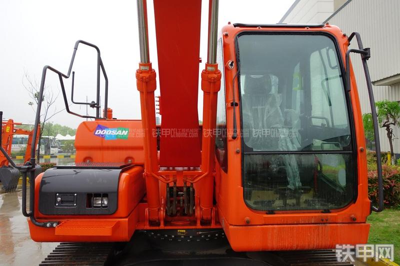 迪万伦DX120挖掘机局部