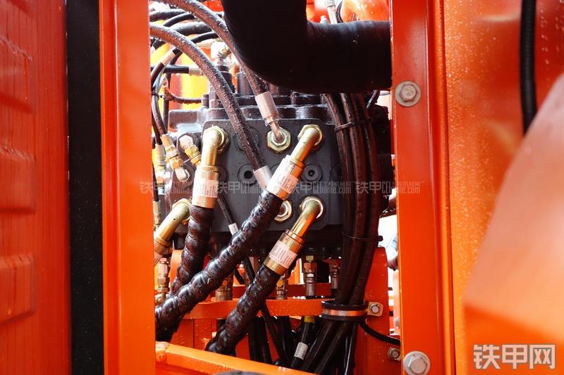 迪万伦DX120挖掘机局部