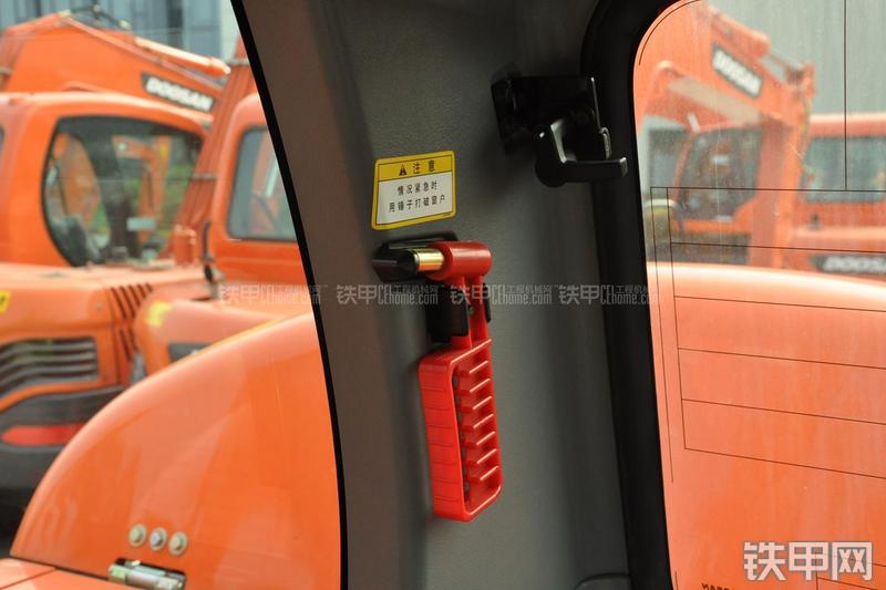 迪万伦DX80挖掘机局部