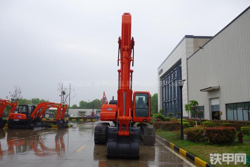 迪万伦DH300LC-7挖掘机整机外观