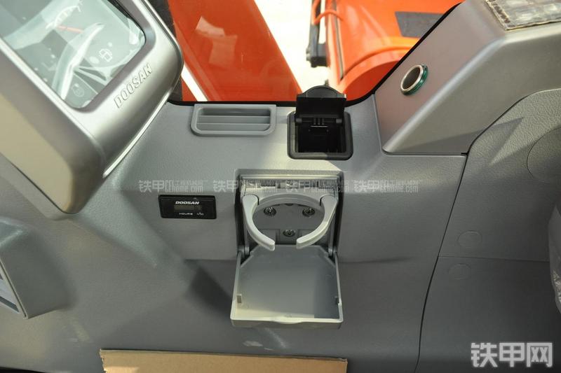 迪万伦DX80挖掘机局部