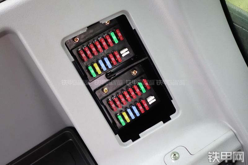 迪万伦DX120挖掘机局部