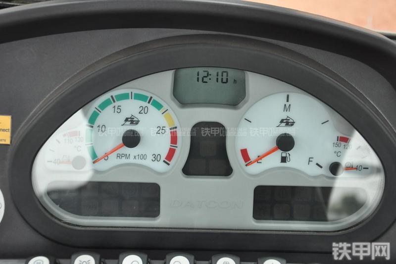 成工866HTC(可伸缩挖掘臂)挖掘装载机局部