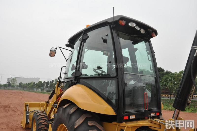 成工866HTC(可伸缩挖掘臂)挖掘装载机局部