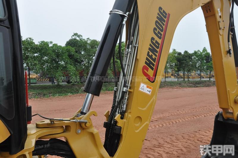 成工866HTC(可伸缩挖掘臂)挖掘装载机局部