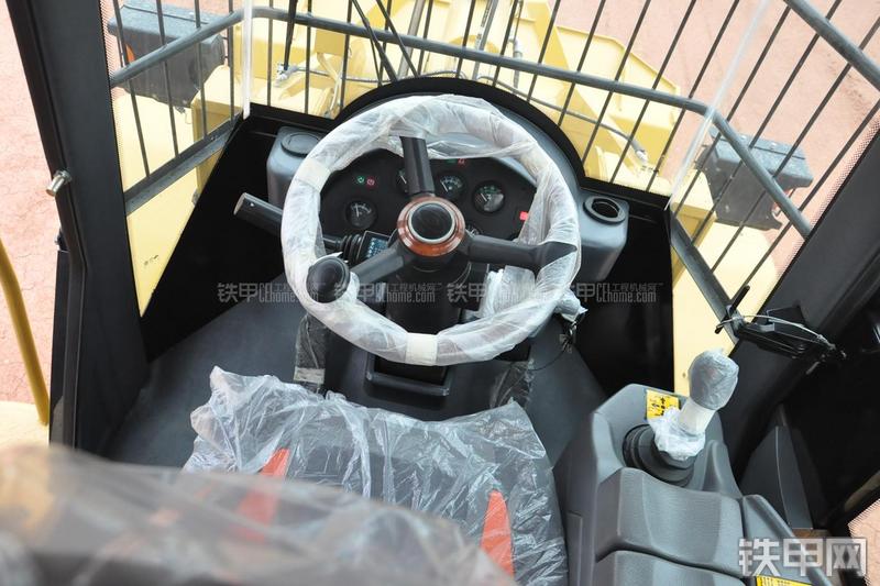 成工ZL50D-3装载机局部